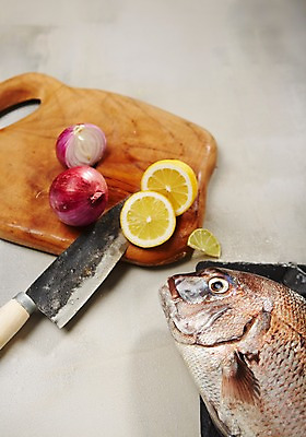 포토 JPG 스튜디오촬영 식재료 회색배경 양파 실내 사람없음 레몬 해산물 도미 식칼 나무도마 적양파 국내포토 백그라운드 채소 과일 주방용품 도마 어류 내부 목재 회색 파일형식