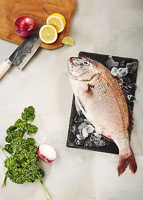 포토 JPG 스튜디오촬영 식재료 실내 파슬리 사람없음 얼음 레몬 해산물 도미 식칼 나무도마 적양파 돌접시 국내포토 자연요소 접시 채소 과일 주방용품 양파 도마 어류 내부 목재 파일형식