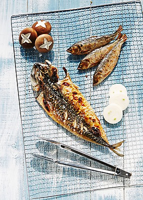 포토 JPG 스튜디오촬영 양파 어패류 실내 집게 사람없음 버섯 그릴 해산물 생선구이 고등어 그릴구이 전어 국내포토 동물 채소 주방용품 어류 내부 구이 생선요리 파일형식