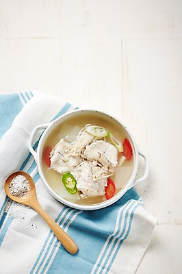 포토 JPG 스튜디오촬영 어패류 실내 요리 사람없음 숟가락 조미료 냄비 명태 천 해산물 명태찌개 명태국 국내포토 동물 한식 수저 내부 직물 솥 생태_생선 찌개 국 향미료 파일형식