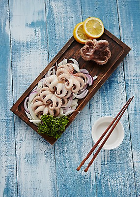 포토 JPG 스튜디오촬영 접시 젓가락 어패류 실내 파슬리 요리 사람없음 레몬 해산물 주꾸미 파슬리장식 제철음식 국내포토 동물 식기 음식 채소 과일 연체동물 수저 내부 장식 수중동물 제철 파일형식