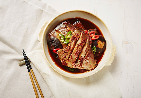 포토 JPG 스튜디오촬영 접시 음식 젓가락 어패류 실내 요리 사람없음 천 해산물 병어 병어조림 국내포토 동물 식기 한식 수저 내부 직물 조림 파일형식