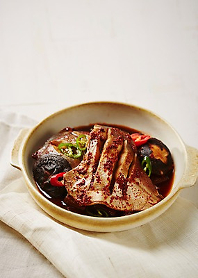 포토 JPG 스튜디오촬영 접시 어패류 실내 요리 사람없음 천 해산물 병어 병어조림 국내포토 동물 식기 한식 내부 직물 조림 파일형식