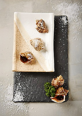 포토 JPG 스튜디오촬영 접시 식재료 어패류 도마 실내 파슬리 사람없음 소라 해산물 소금 파슬리장식 국내포토 동물 식기 채소 주방용품 내부 장식 파일형식