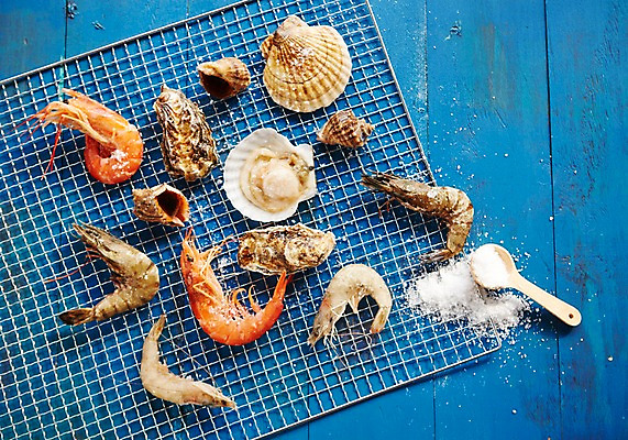 포토 JPG 스튜디오촬영 식재료 어패류 새우 실내 요리 사람없음 숟가락 굴 소라 그릴 해산물 소금 가리비 새우구이 석쇠구이 생새우 국내포토 동물 주방용품 조개 수저 갑각류 내부 구이 파일형식