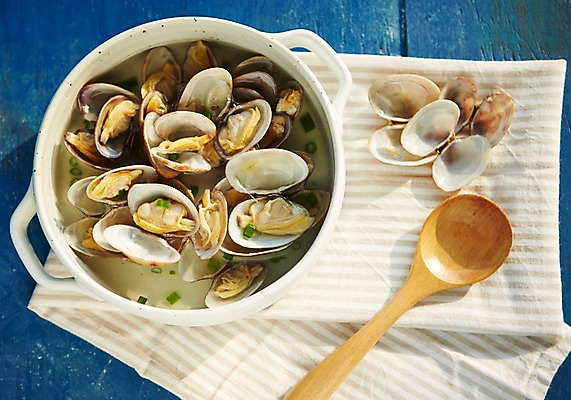 포토 JPG 스튜디오촬영 식재료 어패류 실내 요리 사람없음 숟가락 냄비 천 해산물 국 바지락 국내포토 동물 음식 조개 수저 내부 직물 솥 파일형식