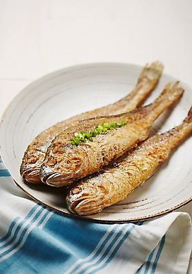 포토 JPG 스튜디오촬영 접시 실내 요리 사람없음 천 흰배경 생선구이 조기구이 조기_생선 국내포토 식기 백그라운드 어류 내부 흰색 직물 구이 생선요리 파일형식