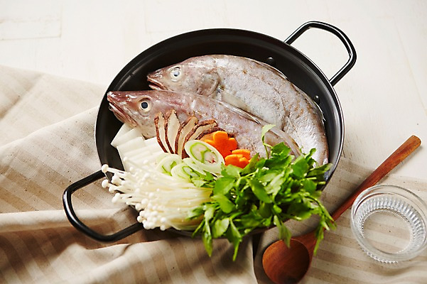 포토 JPG 스튜디오촬영 채소 식재료 실내 요리 사람없음 당근 냄비 명태 무 천 해산물 팽이버섯 파 표고버섯 미나리 명태찌개 국내포토 뿌리채소 내부 버섯 직물 솥 생태_생선 찌개 파일형식