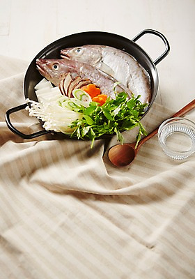 포토 JPG 스튜디오촬영 채소 식재료 실내 요리 사람없음 당근 냄비 명태 무 천 해산물 팽이버섯 파 표고버섯 미나리 명태찌개 국내포토 뿌리채소 내부 버섯 직물 솥 생태_생선 찌개 파일형식
