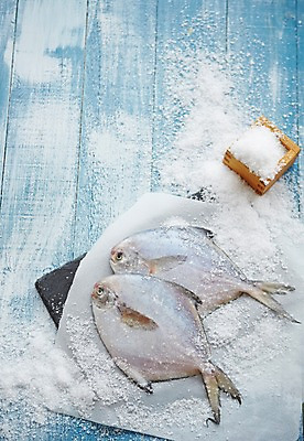 포토 JPG 스튜디오촬영 식재료 실내 사람없음 해산물 파란배경 소금 되 병어 절임 돌접시 종이호일 국내포토 접시 음식 백그라운드 내부 파란색 파일형식