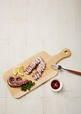 포토 JPG 스튜디오촬영 포크 식재료 어패류 도마 실내 파슬리 요리 사람없음 레몬 해산물 문어 초고추장 파슬리장식 국내포토 동물 식기 채소 과일 주방용품 연체동물 내부 장식 수중동물 양념 파일형식