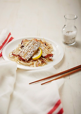 포토 JPG 스튜디오촬영 접시 젓가락 실내 사람없음 천 흰배경 생선요리 소금 생선구이 갈치 갈치구이 소금병 국내포토 식기 음식 백그라운드 수저 어류 내부 흰색 직물 구이 파일형식