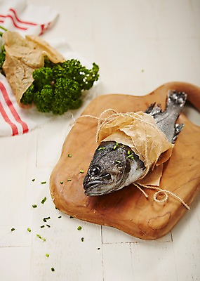 포토 JPG 스튜디오촬영 종이 식재료 포장 실내 파슬리 사람없음 묶기 해산물 흰배경 노끈 나무도마 우럭 파슬리장식 국내포토 줄 백그라운드 채소 모션 도마 어류 내부 목재 장식 흰색 파일형식