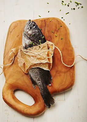 포토 JPG 스튜디오촬영 종이 포장 회색배경 실내 파슬리 사람없음 해산물 노끈 나무도마 우럭 파슬리가루 파슬리장식 국내포토 줄 백그라운드 채소 도마 어류 내부 목재 장식 회색 가루 파일형식