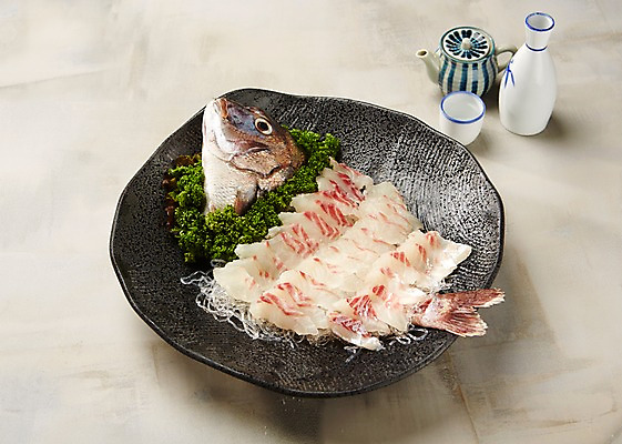 포토 JPG 스튜디오촬영 접시 술잔 식재료 회색배경 술병 실내 사람없음 생선회 해산물 도미 술주전자 국내포토 식기 백그라운드 병_용기 잔 주류 어류 내부 회색 회 파일형식