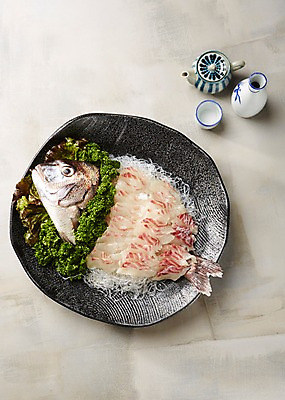 포토 JPG 스튜디오촬영 접시 술잔 회색배경 술병 실내 사람없음 생선회 해산물 도미 술주전자 국내포토 식기 백그라운드 병_용기 잔 주류 어류 내부 회색 회 파일형식