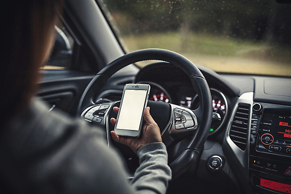 포토 JPG 주간 여자 백그라운드 창문 자동차 한명 풍경 성인 야외 스마트폰 운전 가을 비 핸들 빗방울 차안 흐림 운전석 국내포토 자연요소 1 계절 육상교통 모션 날씨 사람 핸드폰 스마트기기 비_날씨 파일형식