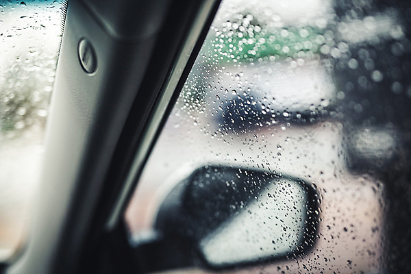 포토 JPG 주간 백그라운드 창문 자동차 풍경 사람없음 야외 가을 비 빗방울 차안 흐림 사이드미러 국내포토 자연요소 계절 육상교통 날씨 비_날씨 파일형식