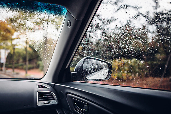 포토 JPG 주간 백그라운드 창문 자동차 풍경 사람없음 야외 가을 비 빗방울 차안 흐림 국내포토 자연요소 계절 육상교통 날씨 비_날씨 파일형식