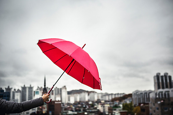 포토 JPG 주간 구름 손 백그라운드 우산 하늘 아파트 풍경 야외 아웃포커스 신체부위 가을 도시 비 흐림 국내포토 자연요소 계절 날씨 주택 촬영기법 사람 파일형식