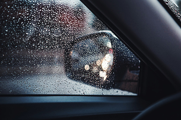 포토 JPG 주간 백그라운드 창문 자동차 풍경 사람없음 야외 가을 비 빗방울 차안 흐림 사이드미러 국내포토 자연요소 계절 육상교통 날씨 비_날씨 파일형식