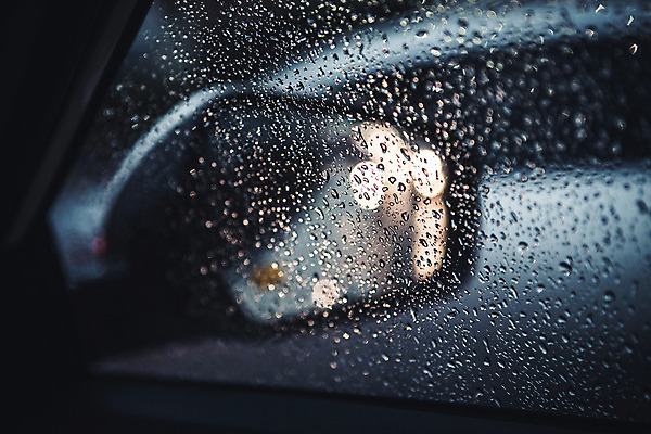 포토 JPG 주간 백그라운드 창문 자동차 조명 풍경 사람없음 야외 가을 비 빗방울 차안 흐림 사이드미러 국내포토 자연요소 계절 육상교통 날씨 비_날씨 파일형식