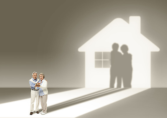 전신 PSD 편집이미지 여자 남자 부동산 주택 그림자 서기 두명 노부부 한국인 60대 집모양 이미지편집 모양 부부 노년 모션 사람 동양인 건물 재산 파일형식