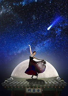 전신 PSD 편집이미지 드레스 여자 포즈 밤하늘 지붕 한명 20대 성인 빛 한국인 보름달 춤 야간 유성 기와지붕 성인여자한명만 이미지편집 자연요소 1 옷 하늘 문화예술 기와 사람 동양인 청년 달 여자한명만 성인여자만 파일형식