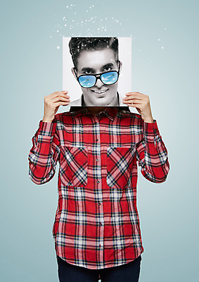 PSD 백인 편집이미지 남자 얼굴 비행기 사각프레임 들기 상반신 20대 성인 두명 앞모습 선글라스 체크무늬 체크셔츠 안경낌 이미지편집 서양인 안경 뷰포인트 셔츠 무늬 항공교통 모션 대중교통 프레임 사람 청년 신체부위 사각형 파일형식