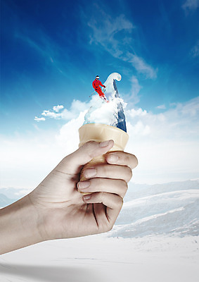 PSD 편집이미지 손 스키 산 들기 사람 성인 두명 신체부위 운동 설원 스키선수 콘아이스크림 소프트아이스크림 이미지편집 모션 겨울스포츠 아이스크림 운동선수 눈_날씨 건강 파일형식