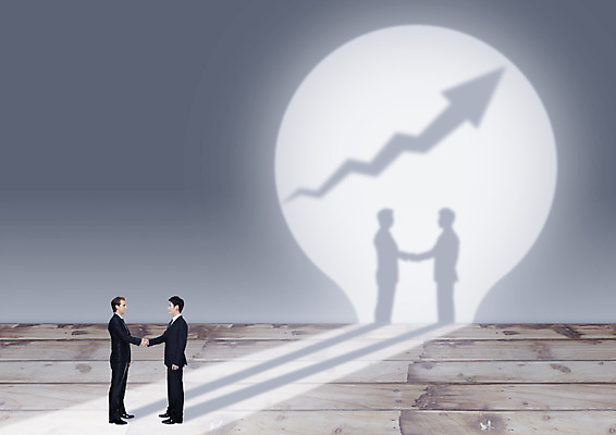 전신 PSD 외국인 백인 편집이미지 남자 화살표 악수 그림자 서기 동양인 정장 성인 두명 옆모습 30대 글로벌비즈니스 비즈니스맨 상승 이미지편집 서양인 옷 뷰포인트 컨셉 비즈니스 모션 사람 인종 손짓 장년 글로벌 직장인 파일형식