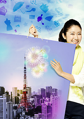 PSD 편집이미지 여자 한명 미소 들기 상반신 20대 성인 쇼핑 쇼핑백 고층빌딩 도시 일본인 도쿄타워 이미지편집 외국인 1 가방 모션 표정 사람 동양인 빌딩 청년 파일형식