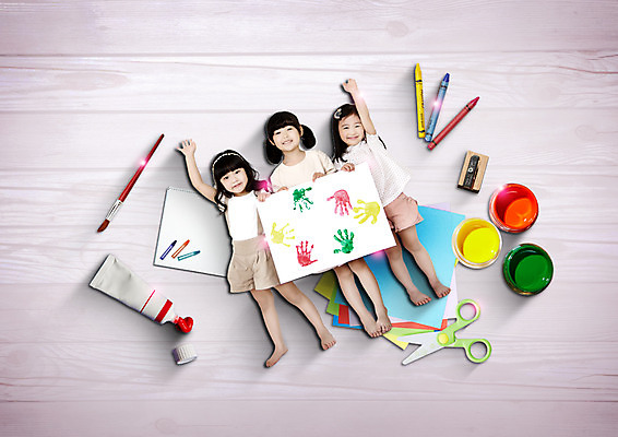 전신 PSD 편집이미지 여자 어린이교육 교육 가위 목재 세명 친구 물감 유치원생 한국인 붓 색칠 스케치북 크레파스 미술교육 색종이 연필깎이 이미지편집 나무 종이 어린이 재료 관계 문구용품 학용품 미술 사람 동양인 미술도구 파일형식