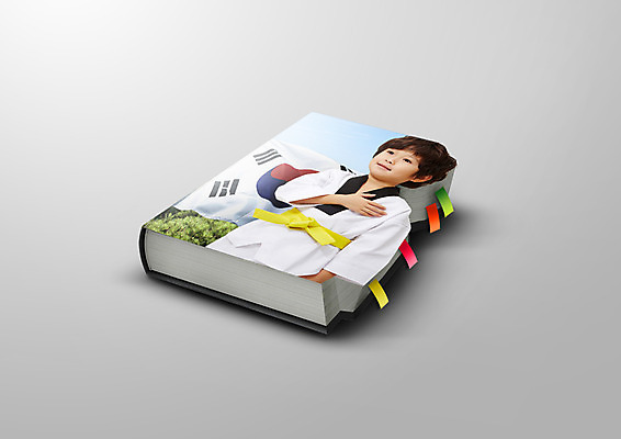 PSD 편집이미지 남자 한명 상반신 책 유치원생 한국인 태극기 태권도 한권 태권도복 태권도선수 국기에대한경례 이미지편집 1 어린이 운동선수 도복 사람 동양인 격투기 국기 경례 파일형식