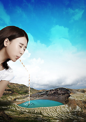 PSD 구름 편집이미지 여자 호수 하늘 산 빨대 한명 상반신 20대 성인 눈감음 한국인 마시기 오아시스 성인여자한명만 이미지편집 자연요소 1 모션 사람 동양인 청년 여자한명만 성인여자만 파일형식