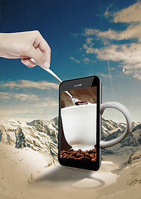 PSD 구름 편집이미지 손 커피 하늘 산 한명 들기 신체부위 스마트폰 설원 원두 커피잔 티스푼 이미지편집 자연요소 1 음료 모션 잔 눈_날씨 사람 핸드폰 스마트기기 숟가락 파일형식