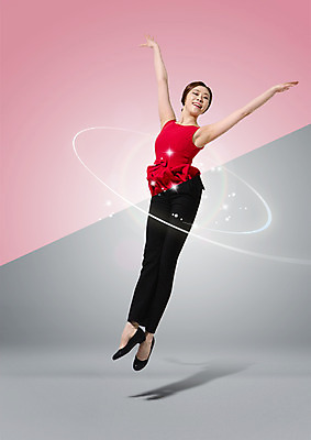 전신 PSD 편집이미지 여자 한명 20대 성인 민소매 손들기 점프 한국인 반쪽 단화 긴바지 성인여자한명만 이미지편집 1 신발 상의 바지 모션 사람 동양인 청년 여성화 여자한명만 성인여자만 파일형식