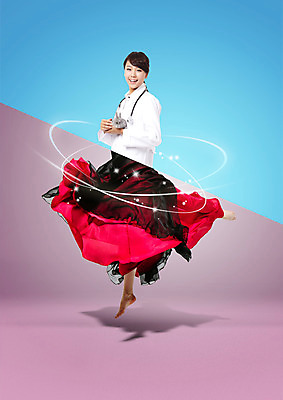 전신 PSD 편집이미지 한마리 드레스 여자 맨발 한명 20대 성인 옆모습 점프 한국인 토끼 의사가운 반쪽 수의사 롱스커트 반려 성인여자한명만 이미지편집 1 옷 뷰포인트 포유류 모션 발 사람 동양인 청년 반려동물 치마 의사 가운 여자한명만 성인여자만 파일형식