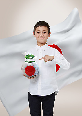 PSD 나무 편집이미지 남자 초등학생 축구공 미소 상반신 두명 앞모습 일본 가리킴 깃발 일본인 일장기 이미지편집 외국인 식물 학생 아시아 뷰포인트 공 축구용품 표정 사람 동양인 손짓 국기 파일형식