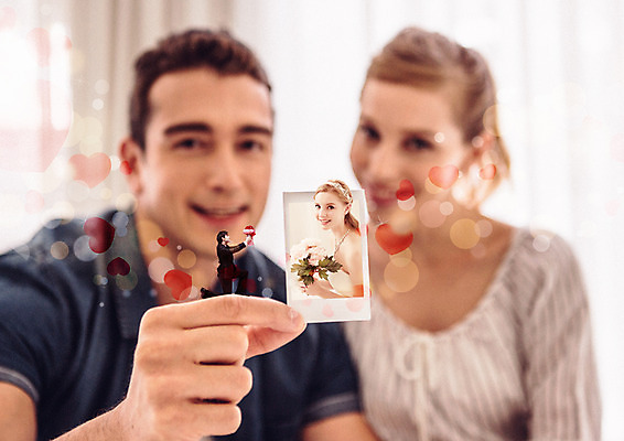 전신 PSD 서양인 백인 편집이미지 손 커플 여자 남자 부케 프로포즈 들기 여러명 상반신 20대 성인 옆모습 아웃포커스 신체부위 무릎꿇기 폴라로이드사진 이미지편집 외국인 뷰포인트 꽃다발 다수 관계 모션 촬영기법 사람 청년 폴라로이드 파일형식