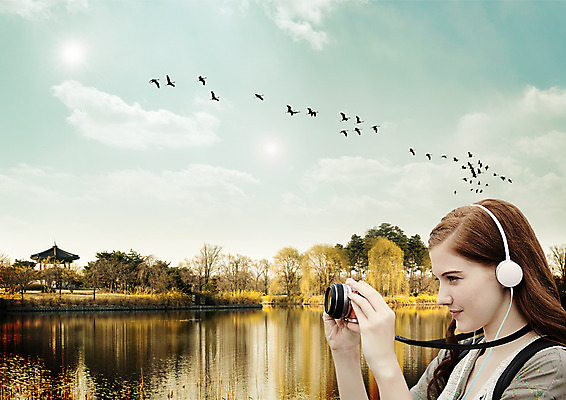 PSD 백인 편집이미지 여자 호수 조류 한명 상반신 20대 성인 옆모습 강 카메라 사진촬영 헤드폰 음악감상 가을여행 국내여행 이미지편집 서양인 동물 1 뷰포인트 음향기기 여행 사람 청년 전자제품 촬영 감상 파일형식 가을_계절