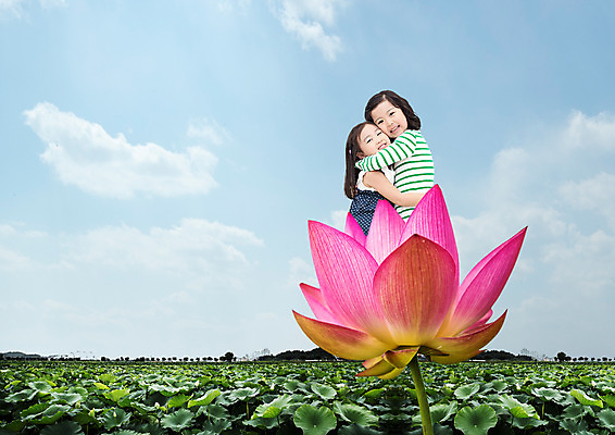 PSD 구름 편집이미지 여자 어린이 포옹 하늘 연꽃 상반신 두명 옆모습 한국인 연잎 이미지편집 자연요소 꽃 뷰포인트 잎 안기 사람 동양인 파일형식