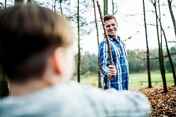 포토 JPG 주간 서양인 남자 아들 어린이 낙엽 성인 야외 두명 가을 막대기 아빠 나무막대기 칼싸움 부자지간 국내포토 자연요소 외국인 계절 잎 가족 사람 싸움 파일형식