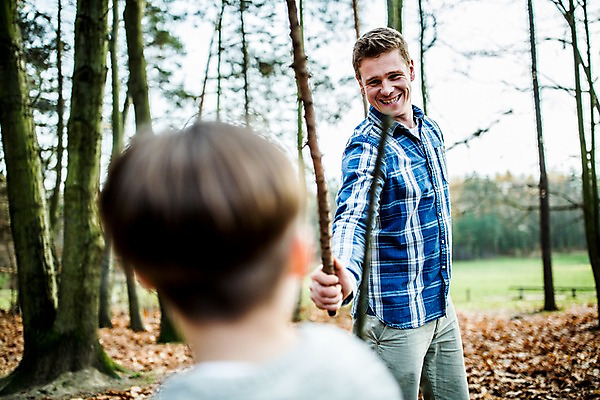 포토 JPG 주간 서양인 남자 아들 어린이 낙엽 성인 야외 두명 가을 막대기 아빠 나무막대기 칼싸움 부자지간 국내포토 자연요소 외국인 계절 잎 가족 사람 싸움 파일형식