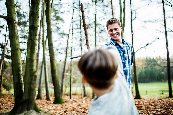 포토 JPG 주간 서양인 남자 아들 어린이 낙엽 성인 야외 두명 가을 막대기 아빠 나무막대기 칼싸움 부자지간 국내포토 자연요소 외국인 계절 잎 가족 사람 싸움 파일형식