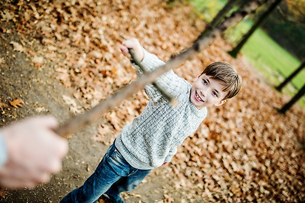포토 JPG 주간 서양인 남자 아들 어린이 낙엽 성인 야외 두명 가을 막대기 아빠 나무막대기 칼싸움 부자지간 국내포토 자연요소 외국인 계절 잎 가족 사람 싸움 파일형식