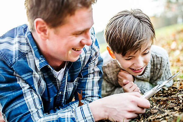 포토 JPG 주간 서양인 남자 아들 어린이 낙엽 돋보기 성인 야외 두명 가을 관찰 아빠 자연관찰 부자지간 국내포토 자연요소 외국인 계절 잎 가족 모션 사람 파일형식