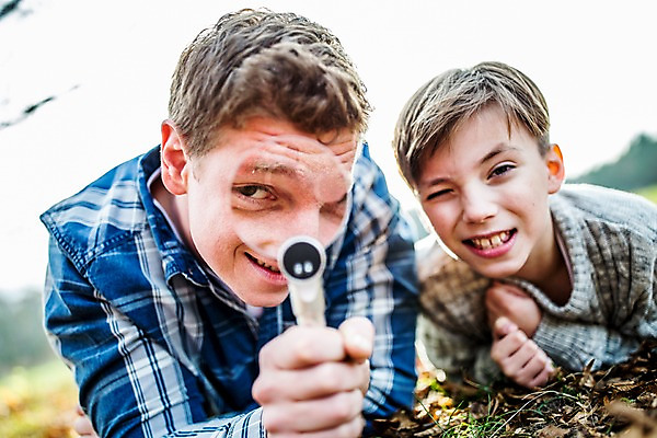포토 JPG 주간 서양인 남자 아들 어린이 낙엽 돋보기 성인 야외 두명 가을 관찰 아빠 자연관찰 부자지간 국내포토 자연요소 외국인 계절 잎 가족 모션 사람 파일형식