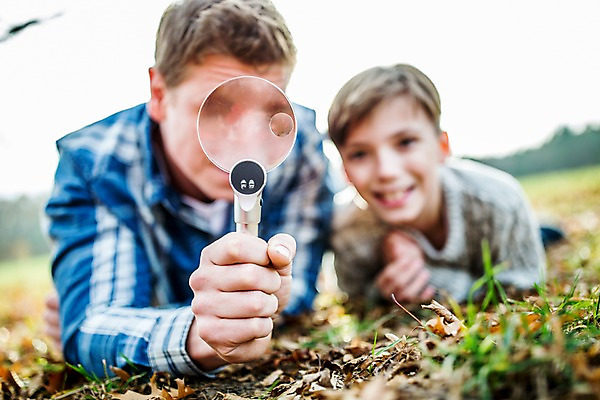 포토 JPG 주간 서양인 남자 아들 어린이 낙엽 돋보기 성인 야외 두명 아웃포커스 가을 관찰 아빠 자연관찰 부자지간 국내포토 자연요소 외국인 계절 잎 가족 모션 촬영기법 사람 파일형식