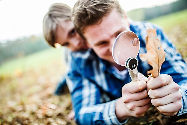 포토 JPG 주간 서양인 남자 아들 어린이 낙엽 돋보기 성인 야외 두명 아웃포커스 가을 관찰 아빠 자연관찰 부자지간 국내포토 자연요소 외국인 계절 잎 가족 모션 촬영기법 사람 파일형식